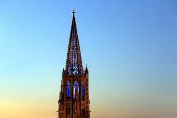 Illuminierter Münsterturm Freiburg