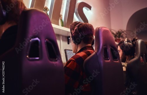 Fotografía A team of professional cyber sportmans, trains for the championship, plays in a multiplayer video game on pc in a gaming club or internet cafe