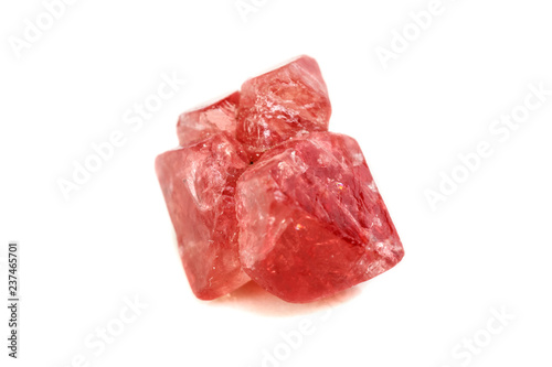 Fotografía Macro mineral spinel stone on white background
