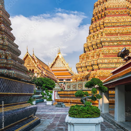 Foto Classical Thai architecture of Wat Pho public temple, Bangkok, Thailand