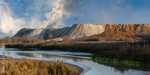 Fotografía Huge phosphogypsum heaps on the banks of a contaminated sewage sludge, waste from a chemical factory