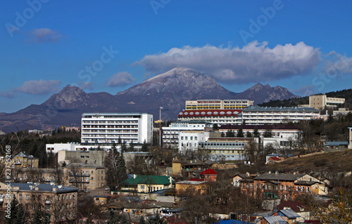Fotografia View on mountain Beshtau and city Pyatigorsk.
