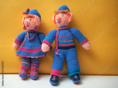 Photographie Two handmade dolls with Christmas decorations. Knitted dolls.