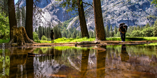 Photo Two men by the reflective creek in Yosemite valley