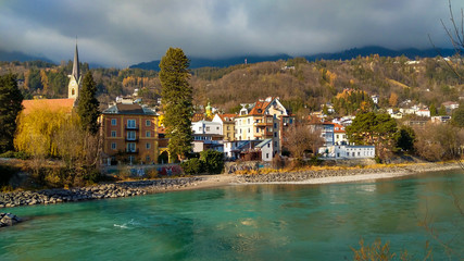 Canvas Print - Veduta panoramica invernale di Innsbruck sul fiume Inn