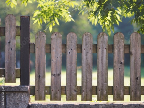 Gartenzaun Aus Holz Markiert Grundstucksgrenze Zum Nachbarn Kaufen Sie Dieses Foto Und Finden Sie Ahnliche Bilder Auf Adobe Stock Adobe Stock