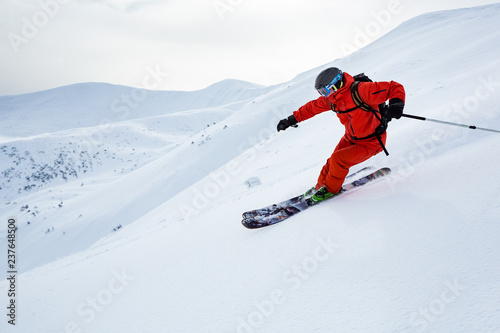 Fotografía A man is skiing on the slope.