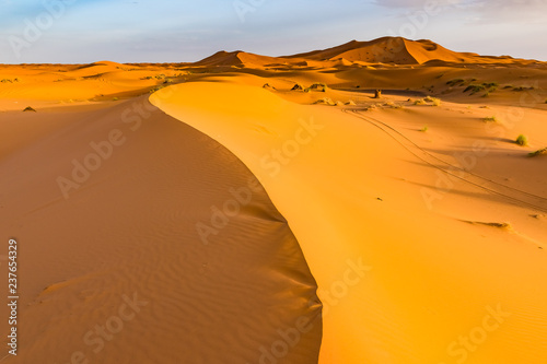 piekny-krajobrazowy-widok-wydmy-erg-chebbi-pustynia-sahara-merzouga-maroko-w-afryce