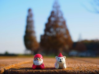 Wall Mural - Santa Claus and Polar Bear figure rest his chin on his hand