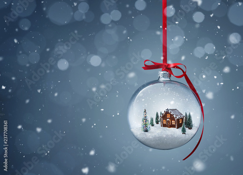 Cuadros en Lienzo Cozy christmas gingerbread house in glass ball over gray background with copy sp