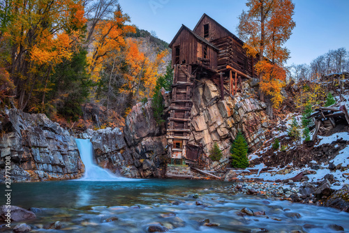 Photographie Historic wooden powerhouse called the Crystal Mill in Colorado