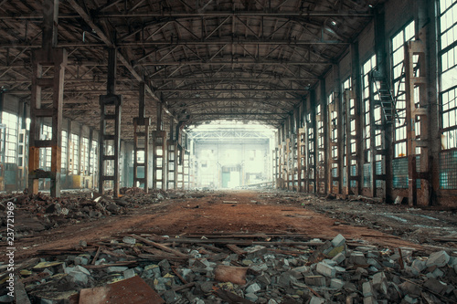 Dekoracja na wymiar  opuszczony-i-nawiedzony-przemyslowy-przerazajacy-magazyn-w-srodku-stary-zniszczony-budynek-fabryki-grunge