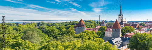 Cuadros en Lienzo Tallinn in Estonia, panorama of the medieval city with Saint-Nicolas church, col