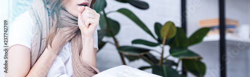 Fotografía panoramic view of sick woman coughing at home