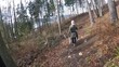 Junge Frau Bogenschießen im Wald 2
