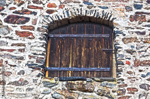 Foto Window To the stone wall of an ancient fortress