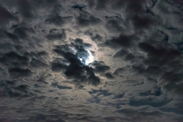 Mond hinter Wolken 2