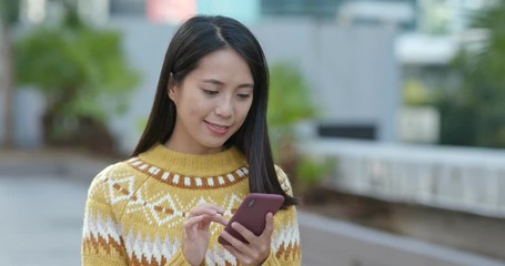 Canvas Print - Woman sned voice message on cellphone in city