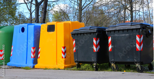 Foto containers and container for the collection of waste and recyclable material