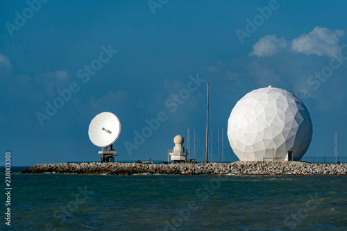 Fotografía sphere radar on blue sky