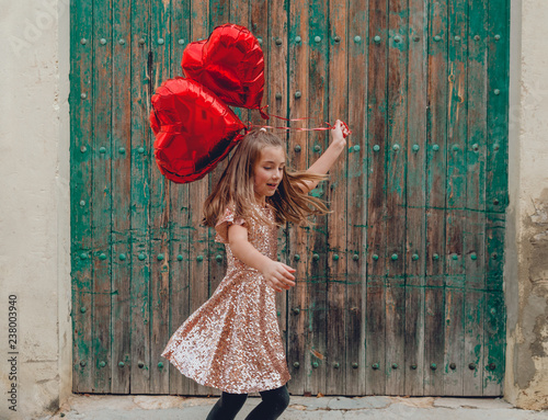 Fotografía girl dancing with red balloons