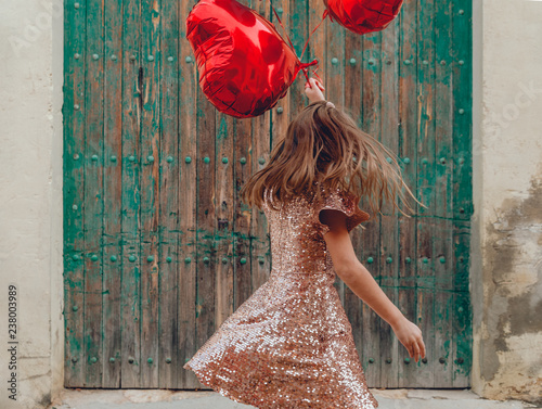 Cuadros en Lienzo littel girl dancing with red balloons