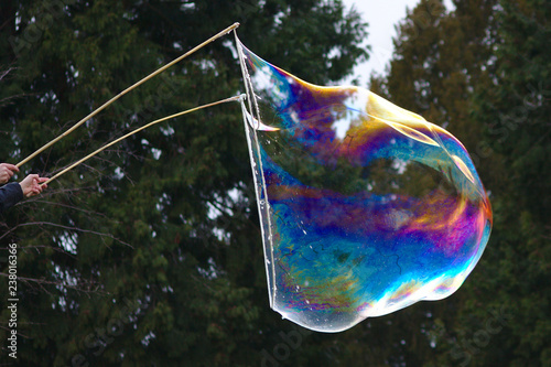 Fényképezés  Gigantische Seifenblase schillert wie ein Regenbogen in prächtigen Farben im Son