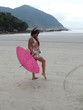 menina na praia modelo bonita na praia com guarda chuva estilosa magra