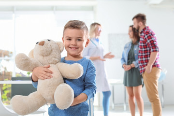 Wall Mural - Little boy with parents visiting children's doctor in hospital