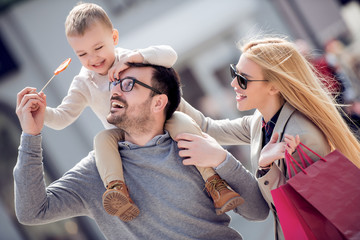 Wall Mural - Happy family in the city