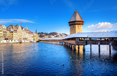 Lucerne, Switzerland, Chapel Bridge with white snow in winter Tableau sur Toile