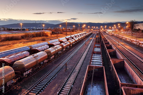 Fotografía Cargo train platform at sunset with container