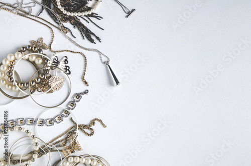 Fotomural Women's jewelry on white background