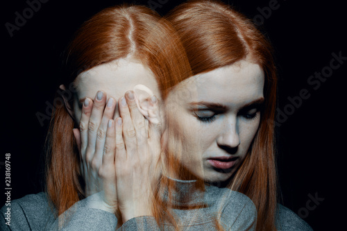 Fotografía Porter of beautiful redhead girl with psychotic disorders covering her face, hid