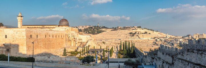 Wall Mural - Panoramic view of Jerusalem Old City with Temple Mount and Al-Aqsa Mosque, Jerusalem, Israel.