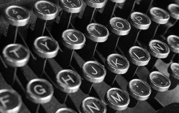 Antigua máquina de escribir (retro)