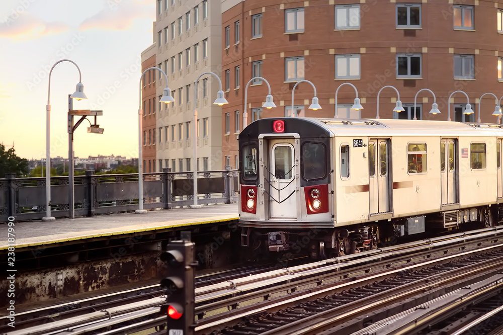 New York subway train arrives at the station. - obrazy, fototapety, plakaty 