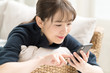 © naka - スマートフォン・女性