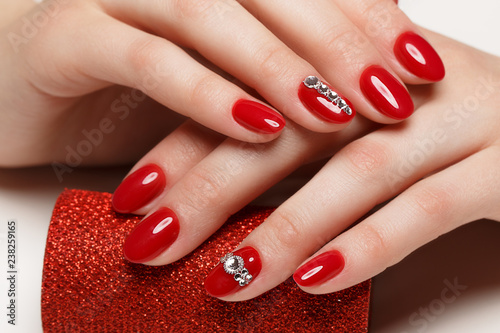 Αφίσα Bright festive red manicure