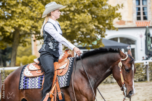 Fotografía Beautiful cowgirl riding horse with one hand