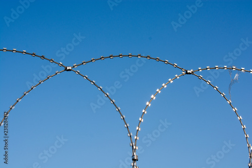 Fotografía barbed wire fence for protection purposes of a pproperty