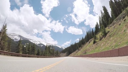 Affiche - Driving on paved road in Rocky Mountain National Park.