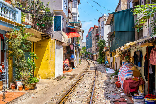 hanoi-miasta-kolejowy-perspektywiczny-widok-biega-wzdluz-waskiej-ulicy-z-domami-w-wietnamie