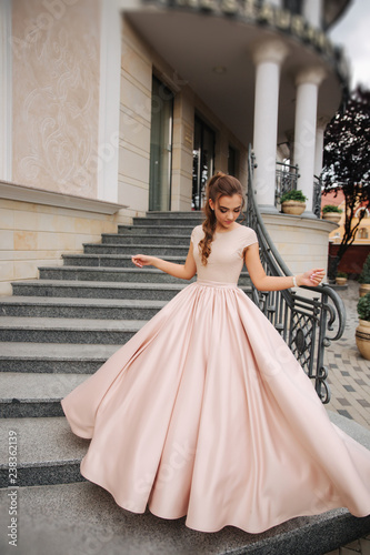 Foto Joung model with great evening dress stand by the restaurant