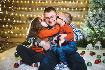 Poster - children kissing father in cheeks