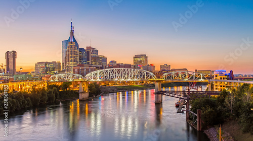 Fotomural Nashville Skyline and John Seigenthaler Pedestrian Bridge at Dusk