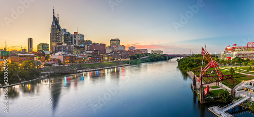 Fotografía Nashville Skyline from John Seigenthaler Pedestrian Bridge at Dusk