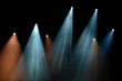 spot lumière éclairage scène concert musique spectacle faisceaux fond théatre artiste