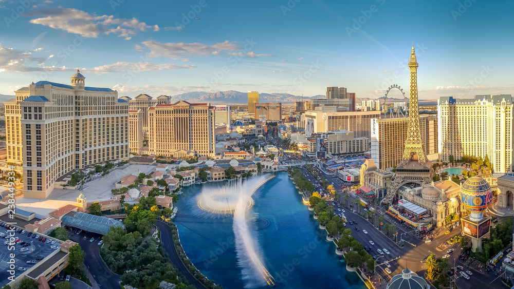 View of the Bellagio Fountains and The Strip in Las Vegas - obrazy, fototapety, plakaty 