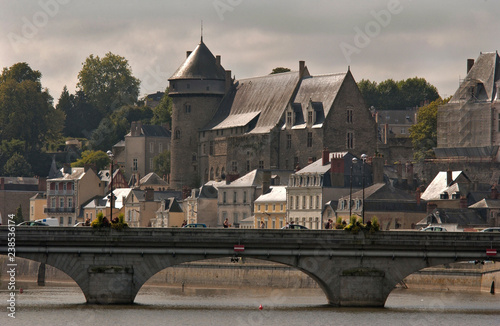 Foto Laval, France, Castle and bridge crossing on the river